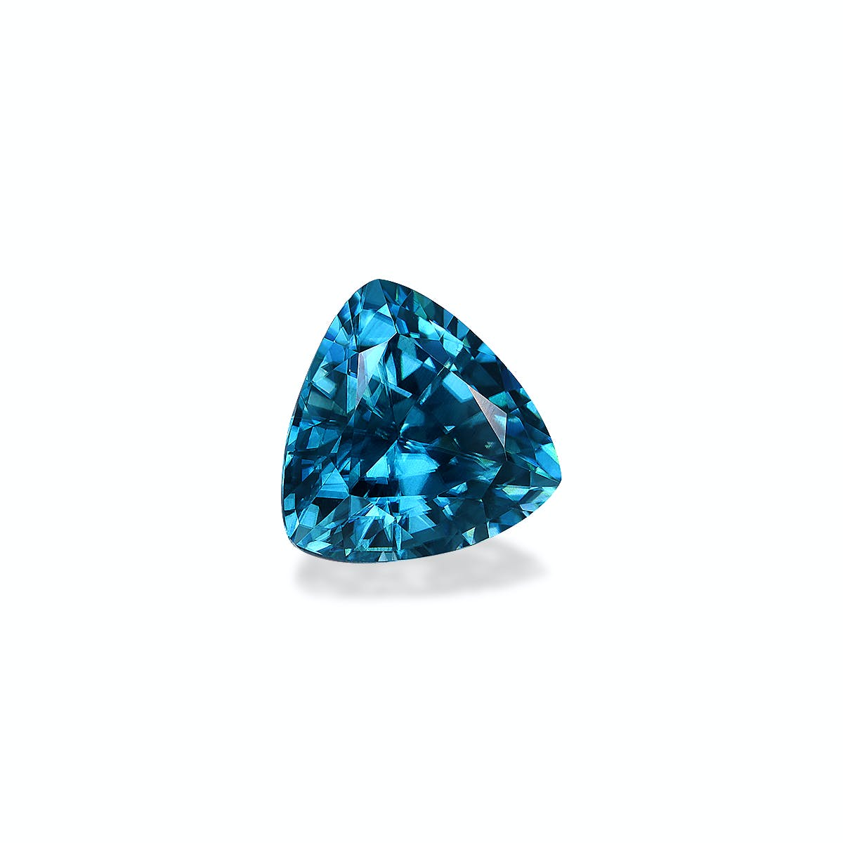 Le Zircon Bleu Bonnot Paris · 7,96 ct, une pierre précieuse à facettes triangulaires bleues, scintille sur un fond blanc uni, reflétant des motifs lumineux complexes.