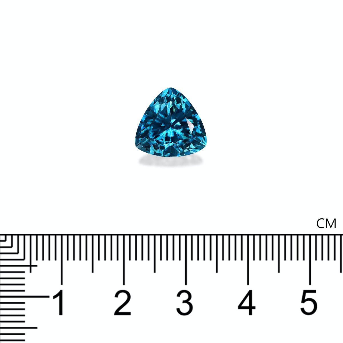 Un Zircon Bleu de Bonnot Paris, pesant 7,96 ct, est présenté sur un fond blanc avec une règle en centimètres, indiquant sa taille à environ 0,7 cm.