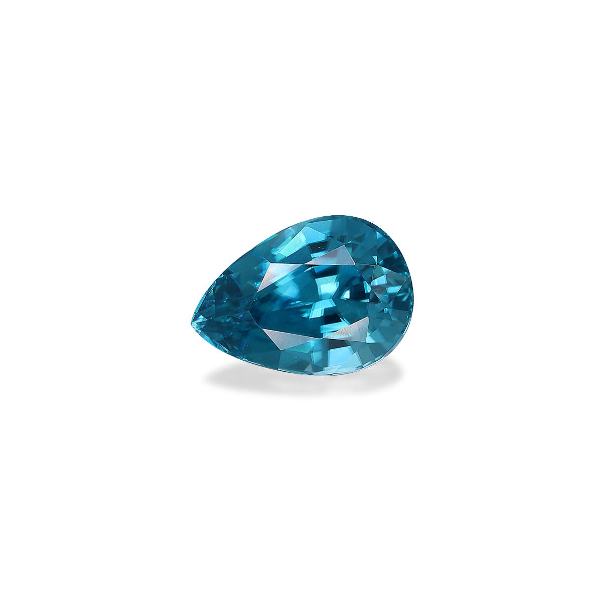Une pierre précieuse Zircon Bleu · 6,72 ct en forme de poire et à facettes de Bonnot Paris présente une surface brillante qui reflète différentes nuances de bleu, sur un fond blanc uni.