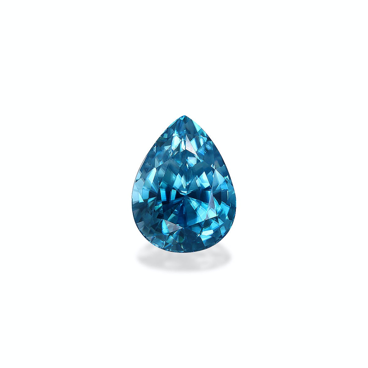 Le Zircon Bleu Bonnot Paris, une pierre précieuse taille brillant en forme de poire de 7,75 carats aux facettes acérées, reflète la lumière dans différentes nuances de bleu sur un fond uni et clair.