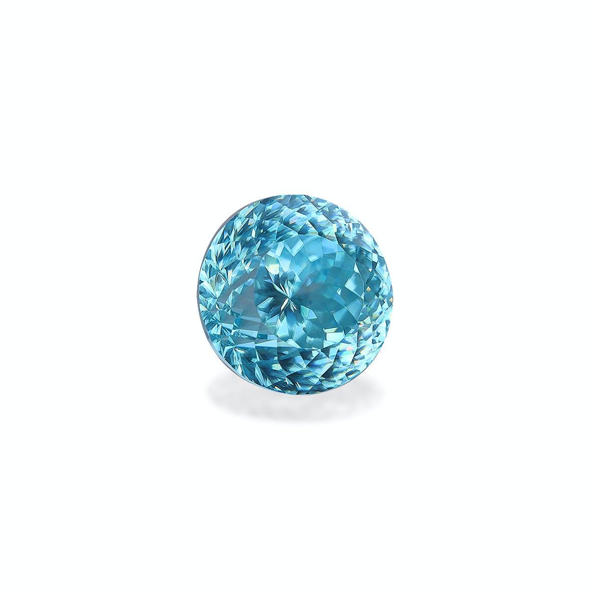 Le Zircon Bleu · 7,56 ct de Bonnot Paris est une pierre précieuse aigue-marine ronde et facettée qui présente une teinte bleue vibrante et une surface étincelante, sertie sur un fond blanc uni pour accentuer sa clarté et sa brillance.