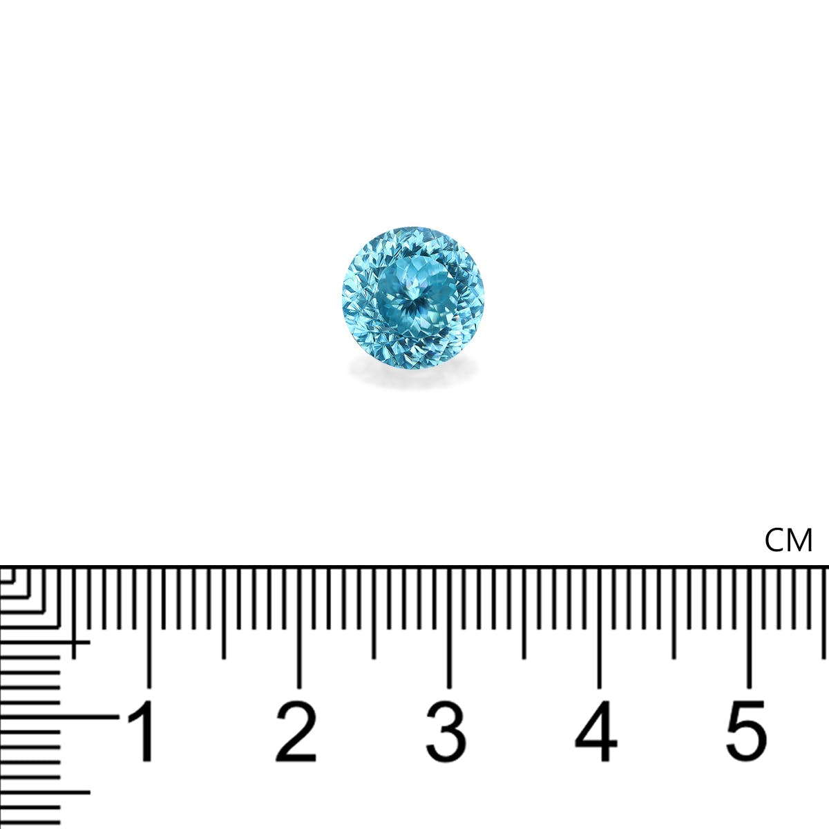 Une pierre précieuse Zircon Bleu · 7,56 ct de Bonnot Paris, de forme petite et ronde, est présentée sur un fond blanc à côté d'une règle centimétrique noire, soulignant son diamètre approximatif de 1 centimètre.
