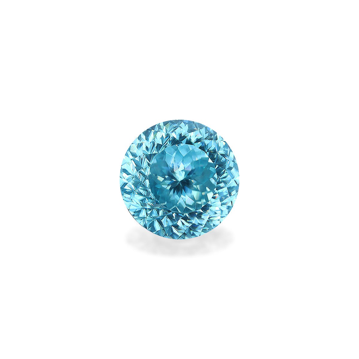 Le Zircon Bleu · 7,56 carats de Bonnot Paris est une pierre précieuse bleue ronde et facettée, aux tailles complexes, centrée sur un fond blanc uni. Sa surface scintillante rehausse sa clarté et sa couleur vibrante, créant un effet éblouissant.