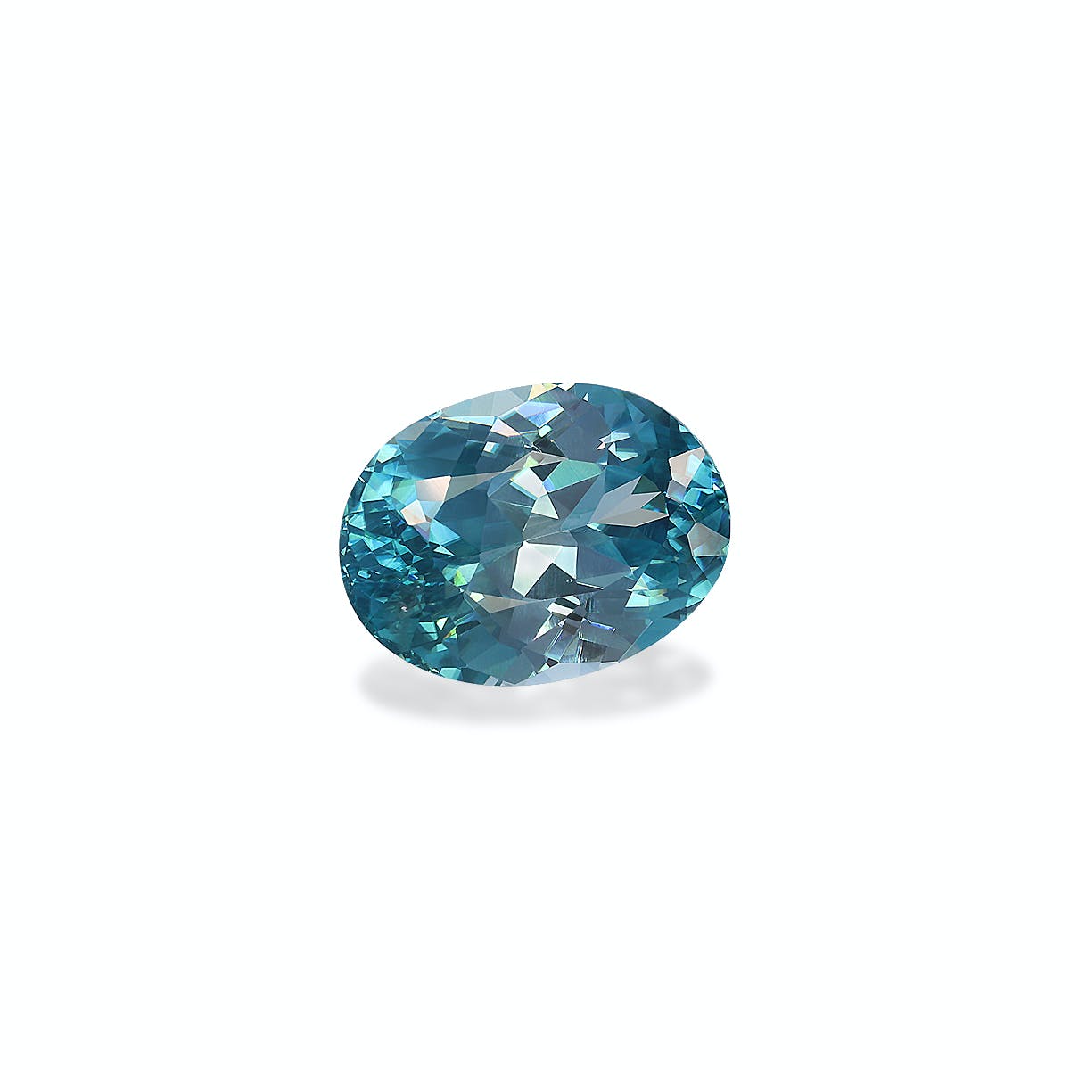 Le Zircon Bleu, une pierre précieuse de 6,12 carats de Bonnot Paris, est une pierre turquoise facettée de forme ronde qui scintille lorsque la lumière accentue ses facettes bleues et vertes sur un fond blanc.