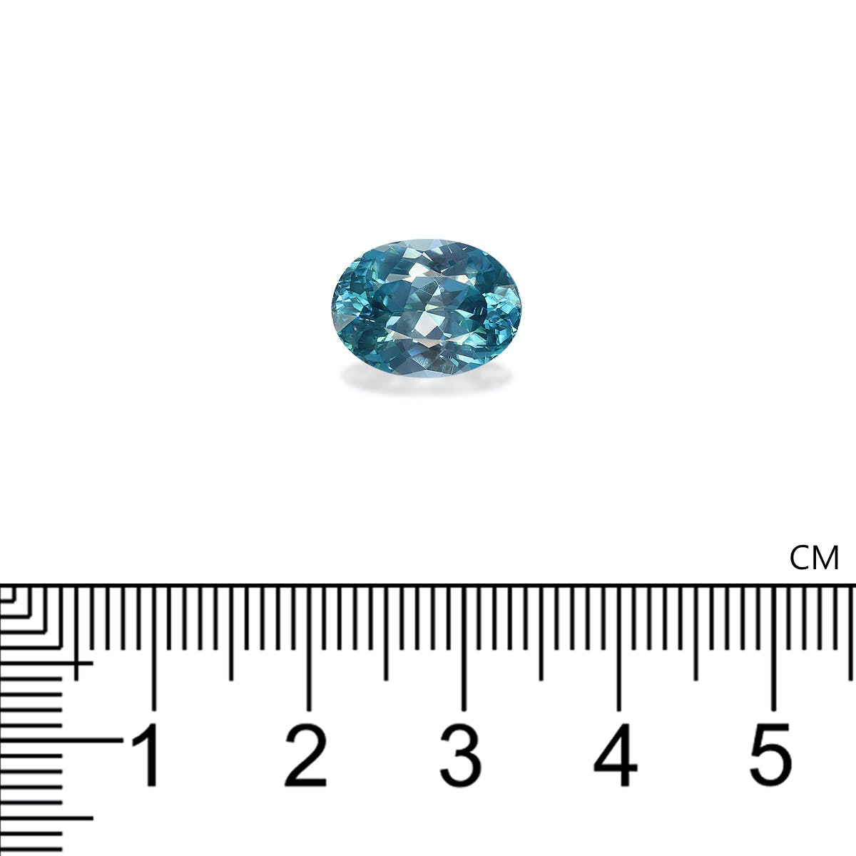 La pierre précieuse aigue-marine taille ovale Bonnot Paris Zircon Bleu de 6,12 carats est présentée à côté d'une règle avec des graduations en centimètres pour afficher sa taille.