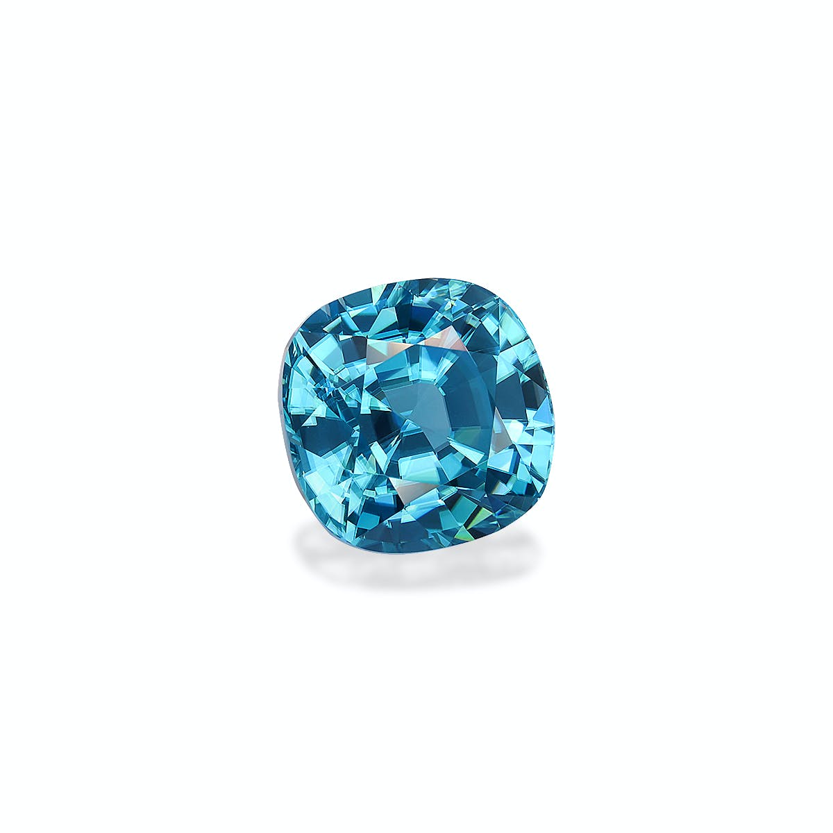 Le Zircon Bleu 8 carats de Bonnot Paris est une pierre taille coussin d'un bleu vif et profond qui scintille grâce à ses facettes complexes. Serti sur un fond blanc uni, il met en valeur la clarté et la couleur vibrante de la pierre.
