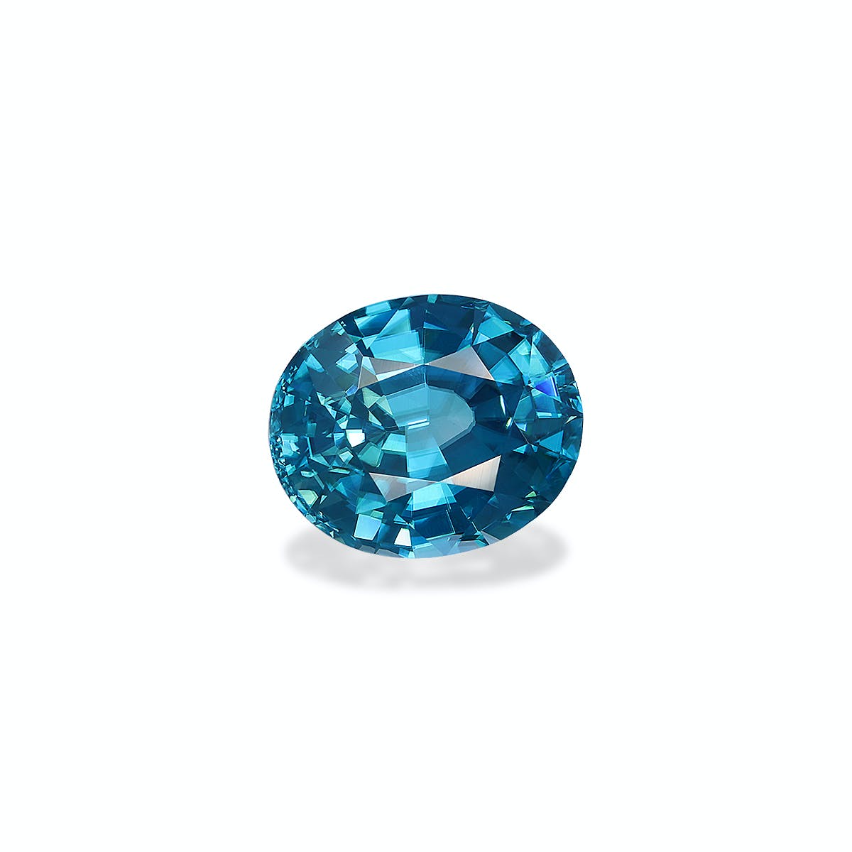 Le Zircon Bleu · 7,49 ct de Bonnot Paris, une pierre précieuse bleue ronde aux facettes complexes, est présenté sur un fond blanc uni, projetant une ombre subtile.