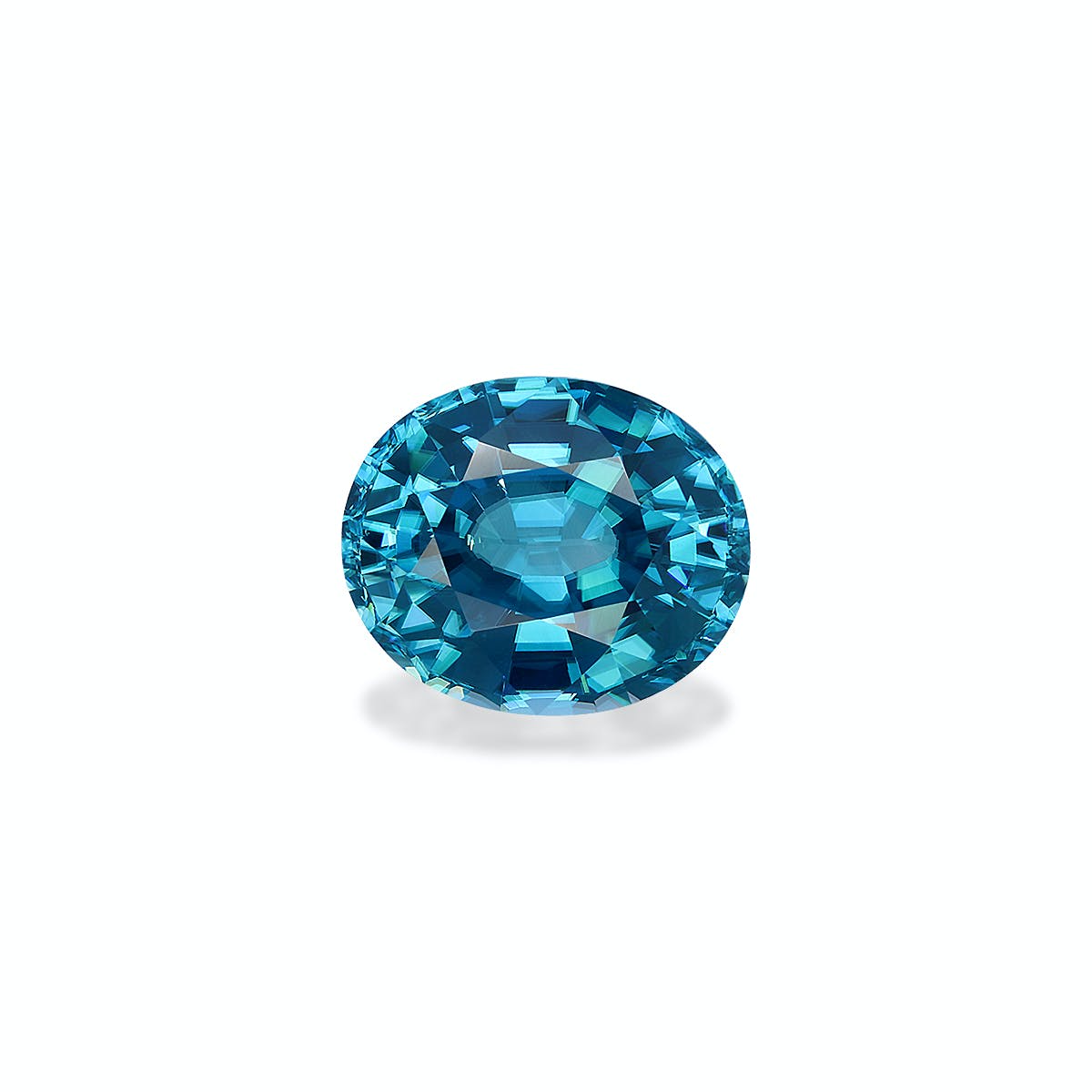 Le Zircon Bleu · 7,49 carats de Bonnot Paris est présenté au centre sur un fond blanc, mettant en valeur sa pierre bleue ronde et facettée. Ses tailles complexes offrent un jeu saisissant de bleu clair et foncé, soulignant sa clarté et son éclat.