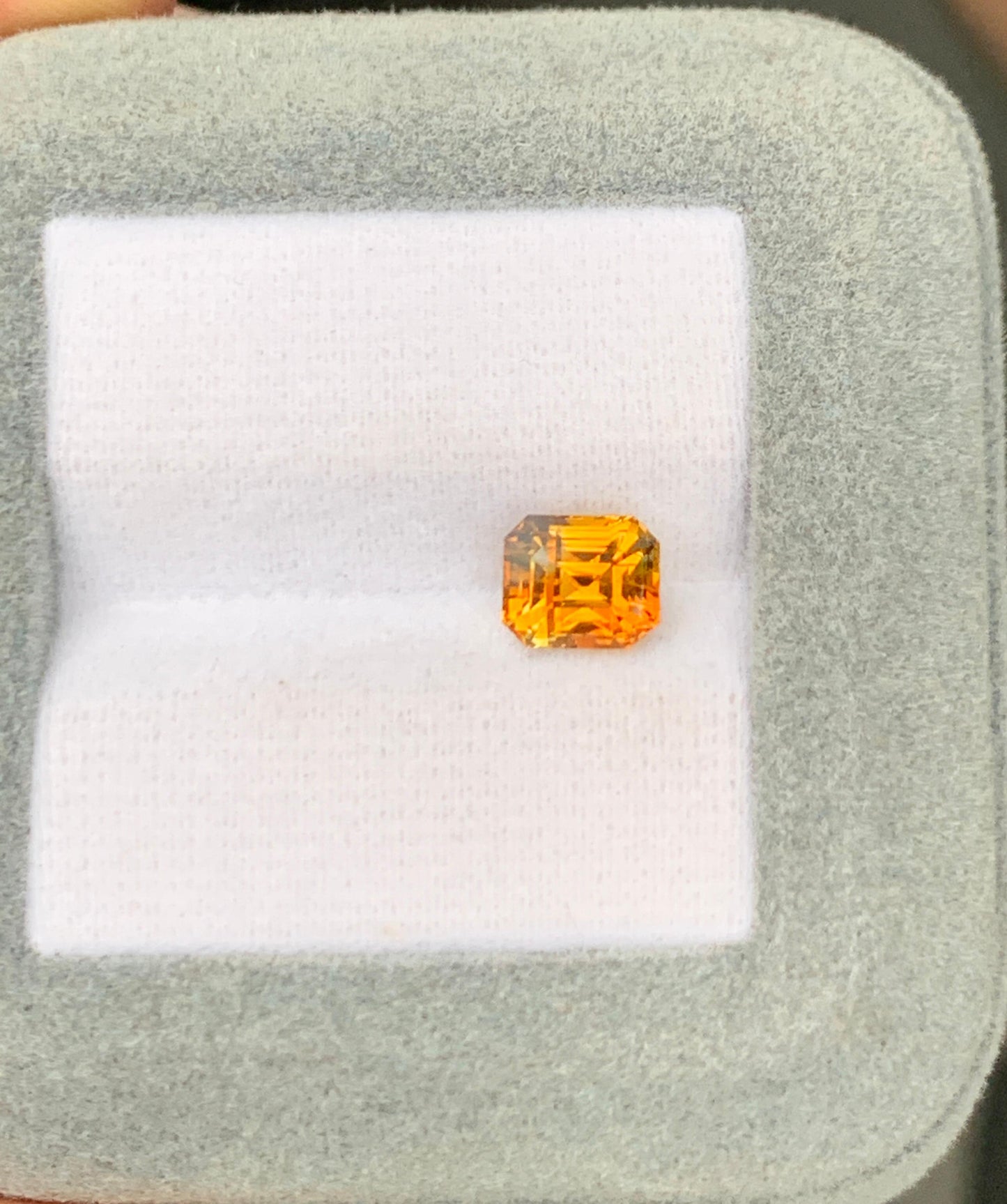 saphir-orange-émeraude-2-01ct-photo-2