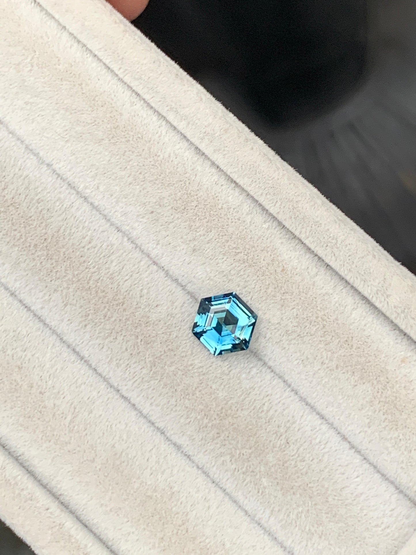 saphir-teal-hexagonale-1-52ct-2-photo-2