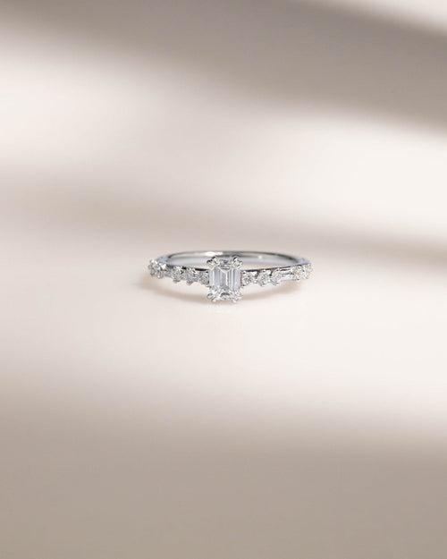Bague de fiançailles avec diamants et or blanc