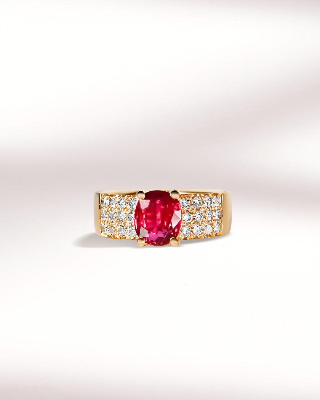 Bague de célébration avec rubis