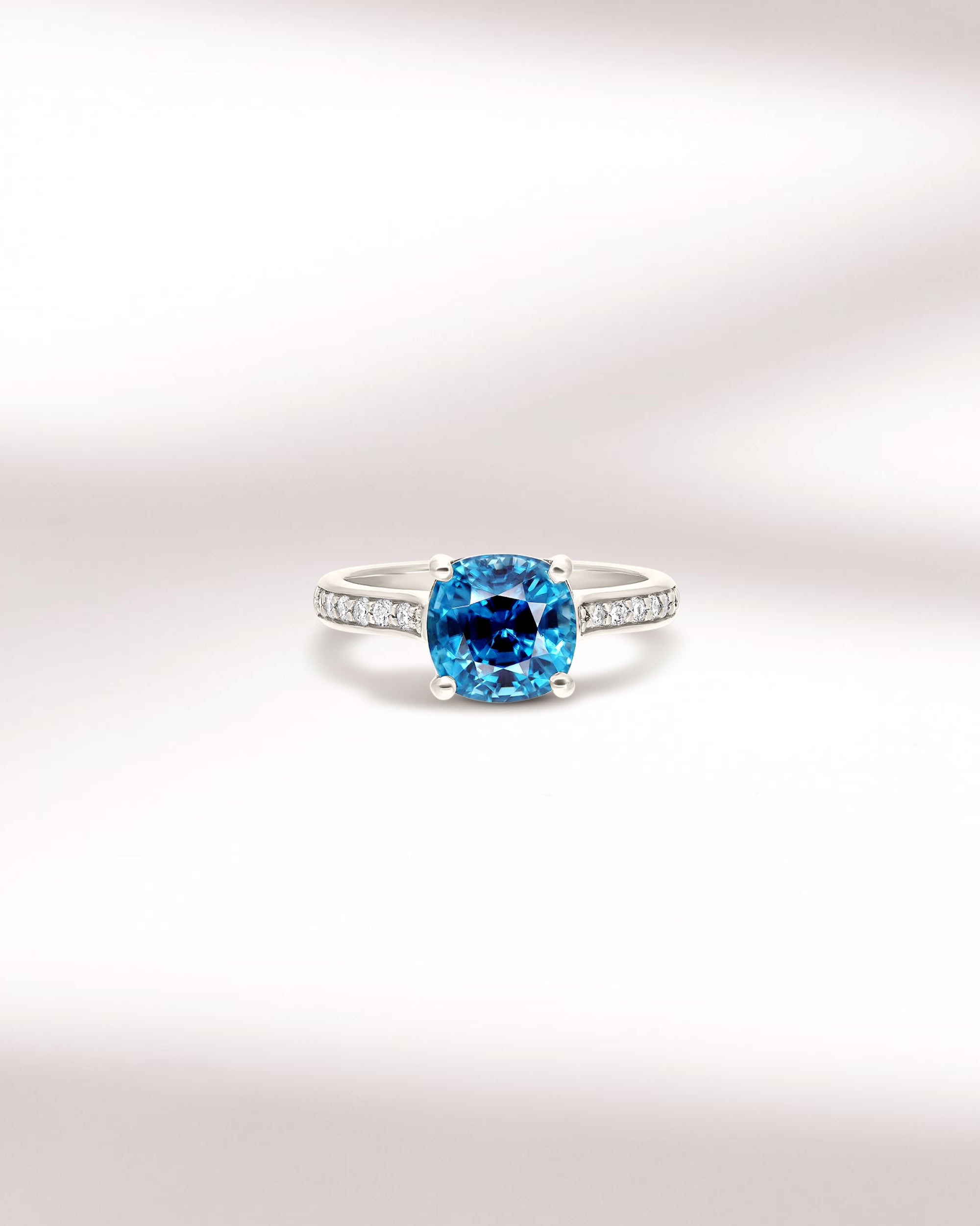 Bague de célébration avec Zircon Bleu