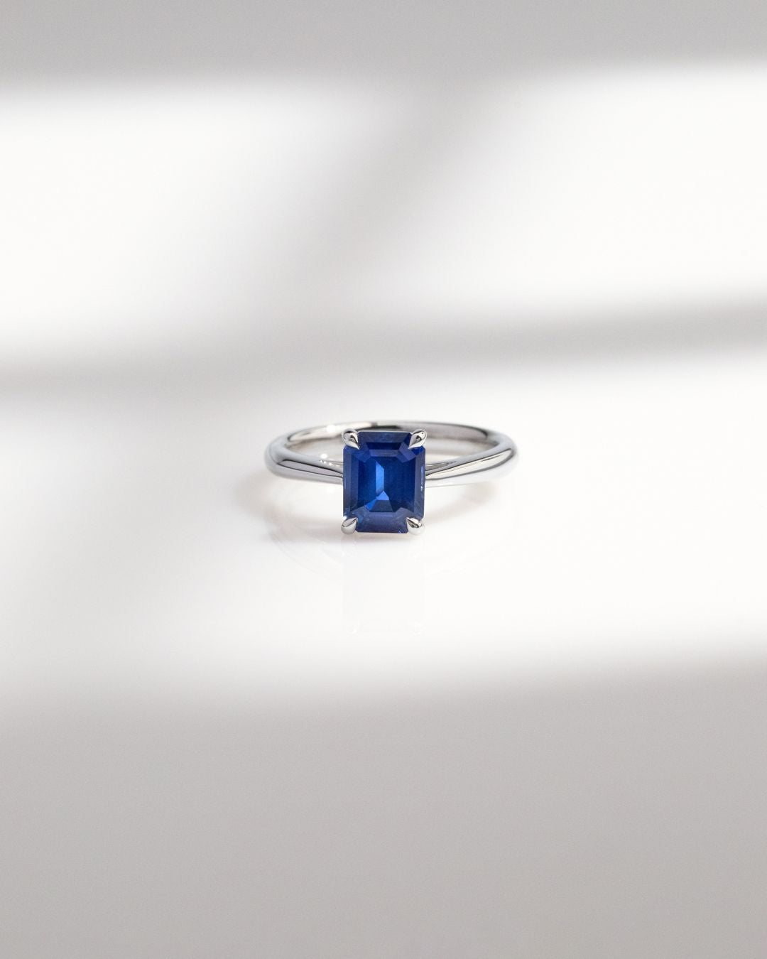 Bague d'anniversaire avec Saphir Bleu Royal