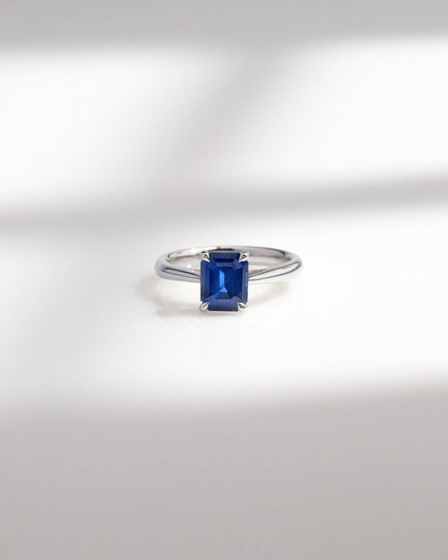 Bague d'anniversaire avec Saphir Bleu Royal