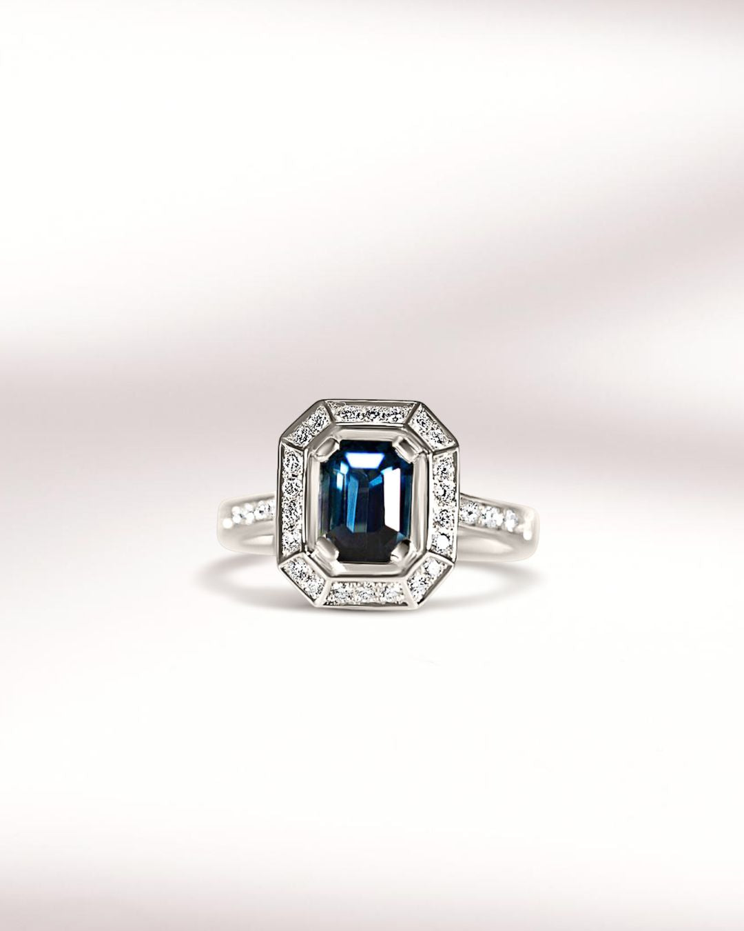 Bague d'anniversaire avec saphir teal