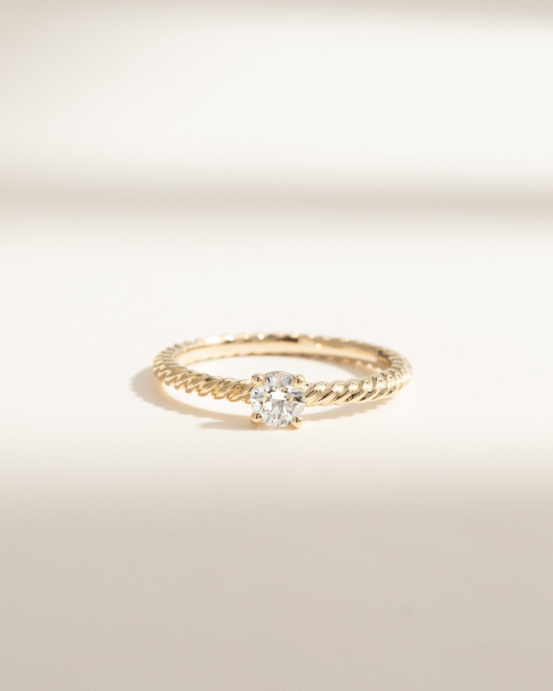 Bague de fiançailles or jaune avec diamant