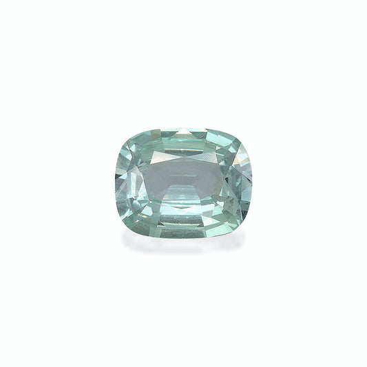 Une Alexandrite transparente, taille coussin facettée (2,28 ct) de Bonnot Paris scintille d'une subtile teinte bleue sur un fond blanc uni, ses facettes polies rehaussant sa brillance.