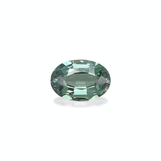 Une Alexandrite ovale facettée de Bonnot Paris, 0,89 ct avec une teinte bleu-vert sur fond blanc uni.