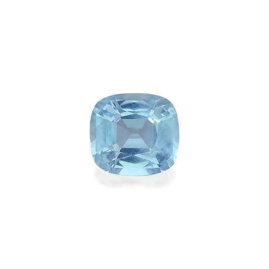 L'Aigue-Marine · 7,89 carats de Bonnot Paris est une aigue-marine taille coussin d'un bleu clair éclatant, dont les facettes précises captent la lumière, lui conférant une allure moelleuse. Son éclat transparent rayonne d'une élégance romantique sur un fond blanc uni.