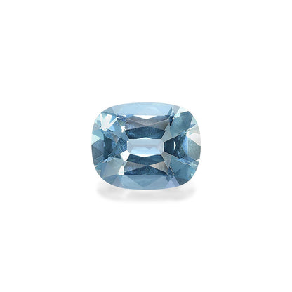 L'Aigue-Marine de 2,34 carats de Bonnot Paris est une pierre précieuse bleue taille coussin sertie sur un fond blanc uni. Elle respire l'élégance grâce à ses multiples facettes qui reflètent la lumière.