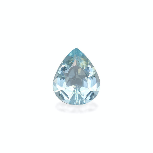 Une Aigue-Marine bleu clair facettée · 7,66 ct de Bonnot Paris repose sur un fond blanc uni, présentant une taille symétrique sophistiquée qui reflète élégamment la lumière de ses surfaces polies.