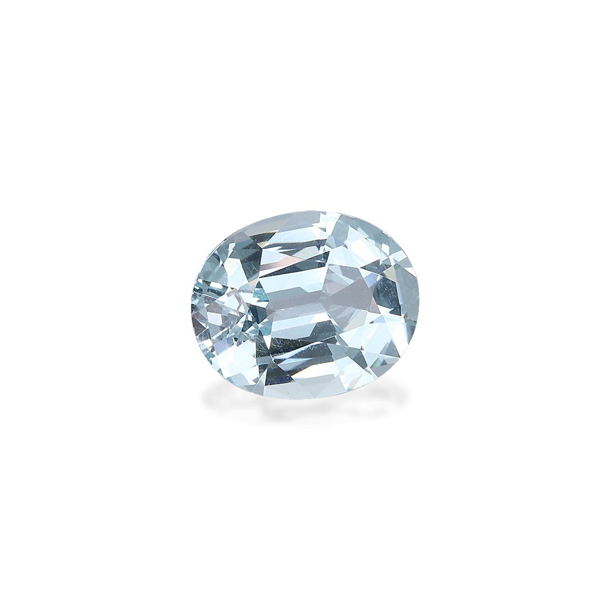 L'Aigue-Marine · 4,82 ct de Bonnot Paris respire l'élégance avec son design ovale facetté et sa teinte bleu pâle, reflétant magnifiquement la lumière sur un fond blanc uni.