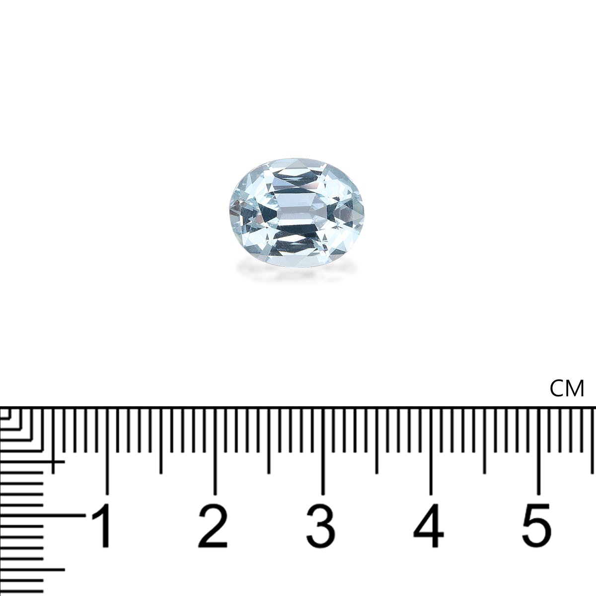 La pierre précieuse Bonnot Paris Aigue-Marine · 4,82 ct, petite et ovale avec une teinte bleu clair, est élégamment sertie sur un fond blanc avec une règle graduée en centimètres pour l'échelle.