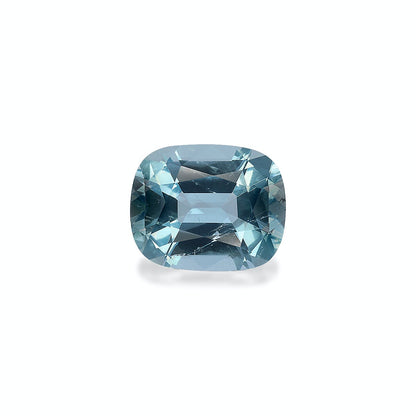 L'Aigue-Marine · 2,67ct de Bonnot Paris est une pierre précieuse bleue rectangulaire étincelante à la surface facettée, mettant en valeur l'élégance et la douceur à travers sa gamme de teintes bleues et de reflets lumineux sur un fond blanc uni.