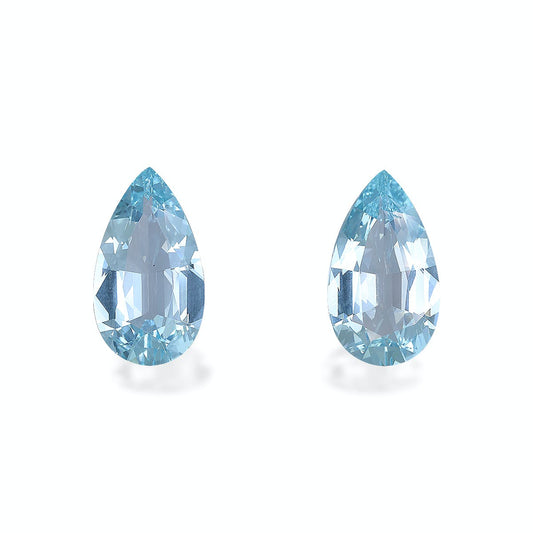 Deux pierres d'aigue-marine en forme de poire de Bonnot Paris, totalisant 7,58 ct, sont élégamment serties sur un fond blanc, leurs facettes reflétant brillamment la lumière.