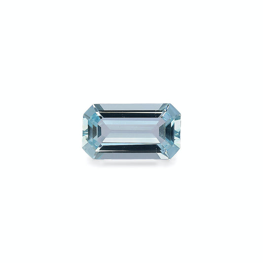 L'Aigue-Marine · 2,73ct de Bonnot Paris présente une pierre précieuse bleu clair taille émeraude sertie sur un fond blanc, reflétant la lumière pour mettre en valeur sa clarté et son élégance géométrique pour une touche moderne.