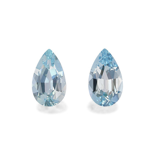 Deux pierres précieuses Aigue-Marine Bonnot Paris de taille poire, de 2,72 carats chacune, reposent sur un fond blanc. Leurs surfaces facettées reflètent magnifiquement la lumière, mettant en valeur leur clarté et leur taille. Similaires en taille et en forme, ces pierres sophistiquées rayonnent d'élégance.