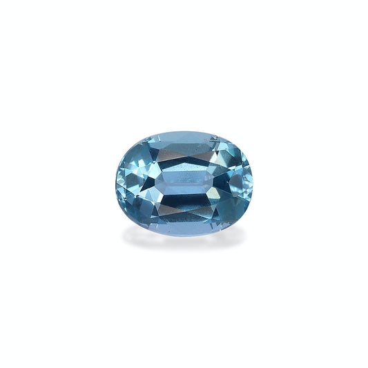 La Bonnot Paris Aigue-Marine, une pierre précieuse ovale facettée de 1,08 ct, scintille sur un fond gris clair, capturant des nuances célestes dans sa teinte bleue envoûtante.