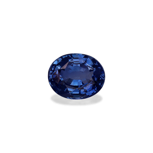 Le Saphir Bleu · 2,04 ct de Bonnot Paris est une pierre précieuse saphir bleu ovale sertie sur un fond blanc uni, ses facettes polies reflétant la lumière, soulignant sa riche teinte bleue.