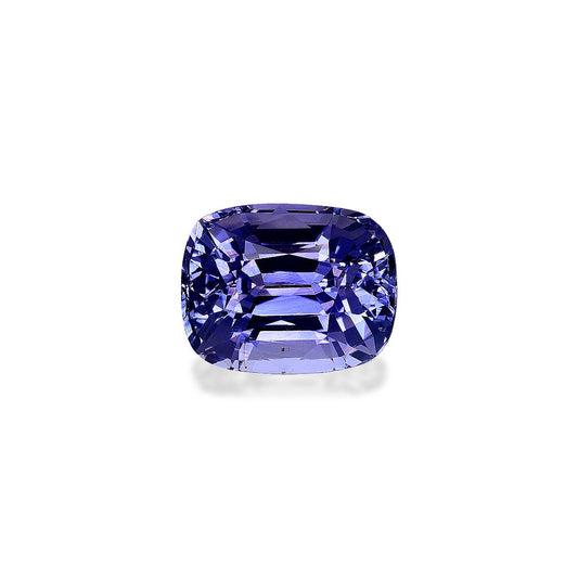 Un Saphir Bleu de 5,19 carats de Bonnot Paris, présentant une taille coussin rectangulaire facettée et présentant un mélange de teintes violettes claires et profondes, est posé sur un fond blanc.