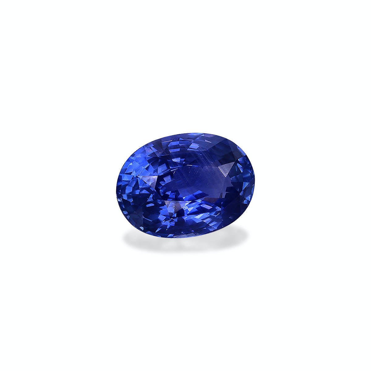Le Saphir Bleu · 3,22 ct de Bonnot Paris est un saphir bleu facetté de forme ovale scintillant sur un fond blanc uni, affichant sa clarté et scintillant de différentes nuances de bleu.