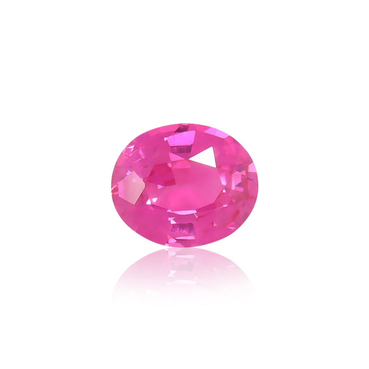 Une pierre précieuse Spinelle Mahenge rose vif de Nascendi Paris, pesant 1,59 ct, présente une forme ovale facettée sur un fond blanc uni.