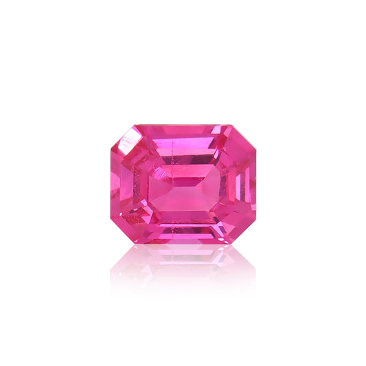 Le Spinelle Mahenge de 2,15 carats de Nascendi Paris met en valeur une pierre rose taille émeraude aux couleurs vives et aux motifs lumineux complexes. Sa clarté et sa taille précise se détachent sur un fond blanc uni, ce qui en fait un véritable bijou sur mesure.
