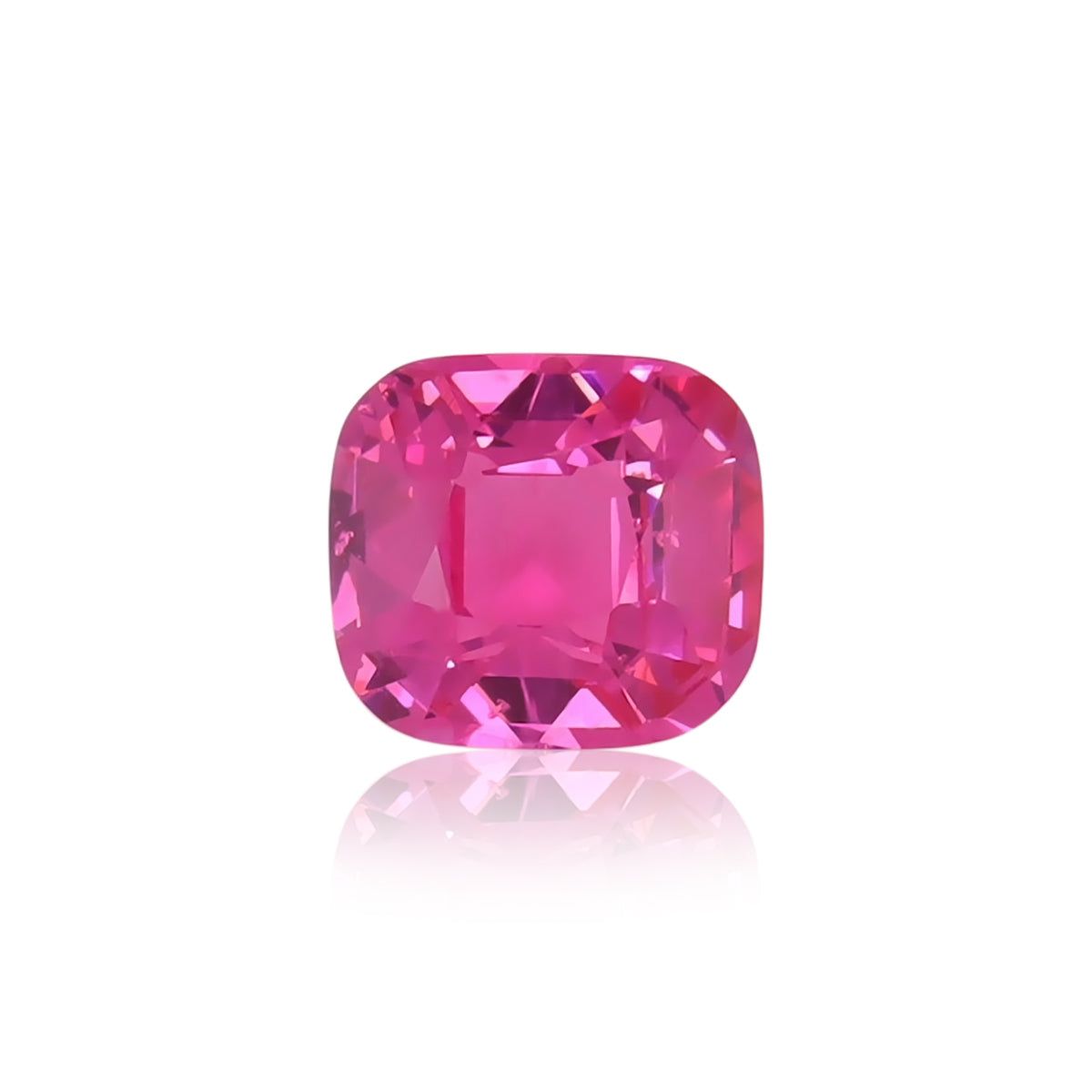 Le Spinelle Mahenge de 2,17 carats de Nascendi Paris, avec sa taille coussin et sa surface facettée, reflète magnifiquement la lumière. Sur un fond blanc, cette pierre rose vif met remarquablement en valeur sa couleur riche et sa clarté.