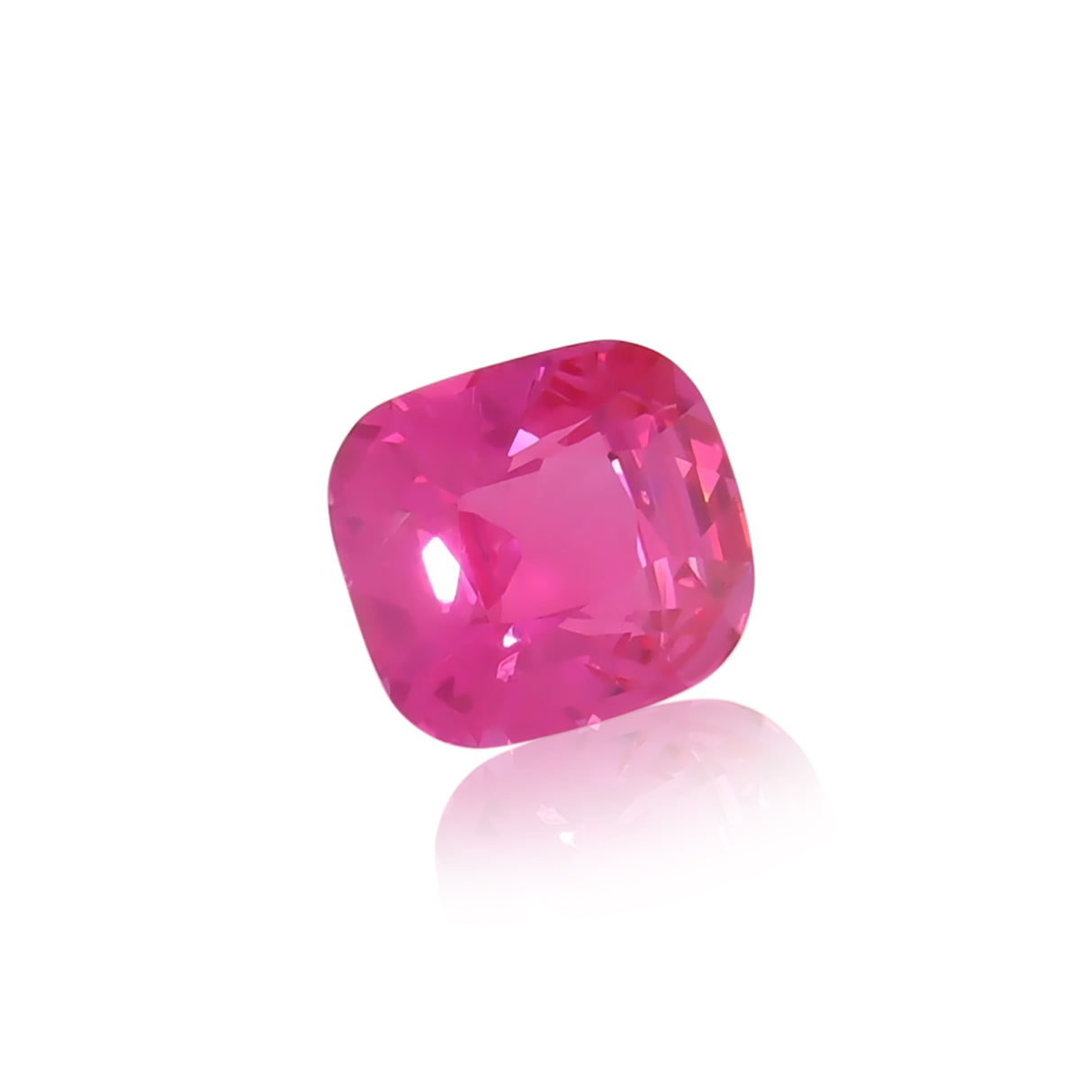 Le Spinelle Mahenge, une pierre précieuse vibrante taille coussin de 2,17 ct de Nascendi Paris, brille de mille feux sur un fond blanc et constitue un ajout unique à toute collection de bijoux.