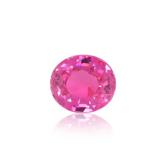 Un spinelle Mahenge rose ovale de 1,6 carat de Nascendi Paris est serti sur un fond blanc. Ses nombreuses facettes reflètent magnifiquement la lumière, soulignant son allure vibrante et incarnant le charme des bijoux uniques dans l'univers des pierres précieuses.