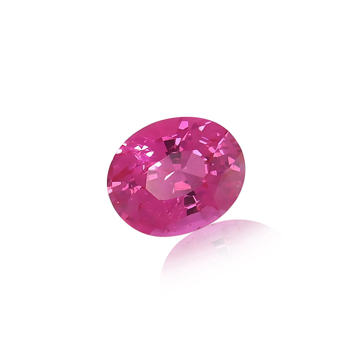 Un spinelle Mahenge de 2,07 carats, signé Nascendi Paris, scintille d'un rose vif, ses facettes réfléchissant la lumière sur un fond blanc, créant une ombre subtile. Son éclat unique captive l'attention, évoquant le charme des bijoux rares.