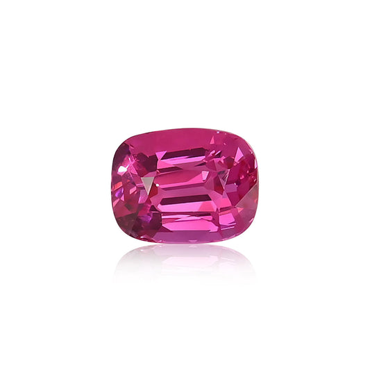 Une pierre précieuse Spinelle Mahenge éclatante de 2,03 carats de Nascendi Paris présente une forme rectangulaire aux bords légèrement arrondis et une surface réfléchissante. Sur un fond blanc uni, elle met en valeur sa clarté et sa couleur rose vif.