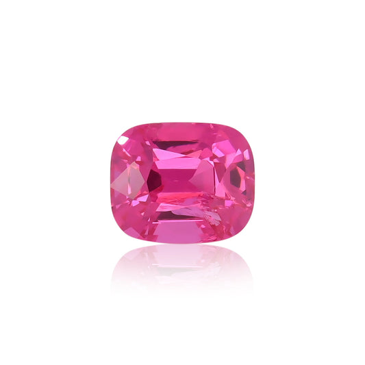 Une Spinelle Mahenge Nascendi Paris de 2,65 ct, une pierre précieuse rose rare en taille coussin, reflète la lumière sur sa surface polie sur un fond blanc uni.