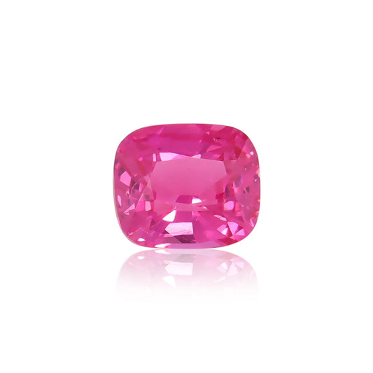 La Spinelle Mahenge 2,02 ct de Nascendi Paris est une pierre précieuse taille coussin aux teintes roses vives et aux multiples facettes, reflétant brillamment la lumière sur un fond blanc uni, mettant en valeur sa couleur et sa clarté époustouflantes dans le style des bijoux raffinés.