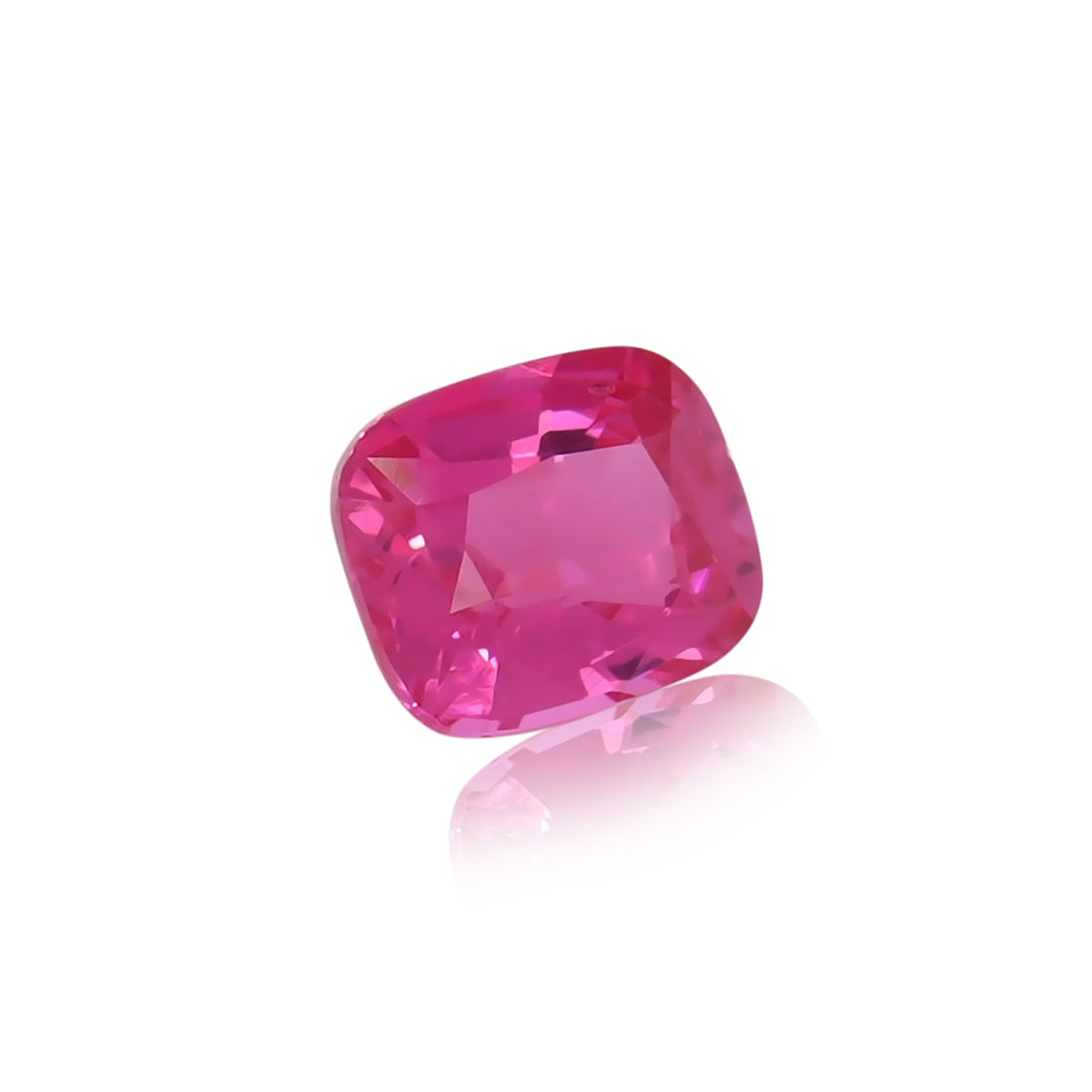 La Spinelle Mahenge 2,02ct de Nascendi Paris captive par sa taille coussin rose vibrante, reflétant magnifiquement la lumière sur un fond blanc et incarnant l'attrait des bijoux raffinés.