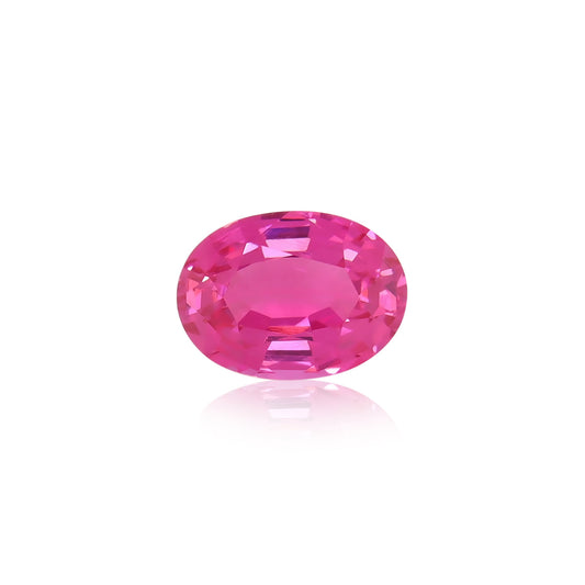 Le Spinelle Mahenge de 2,12 carats de Nascendi Paris est une pierre ovale d'un rose éclatant, dont les facettes reflètent la lumière pour un effet scintillant. Sertie sur un fond blanc, elle met en valeur la surface brillante et la teinte rose éclatante de la pierre.
