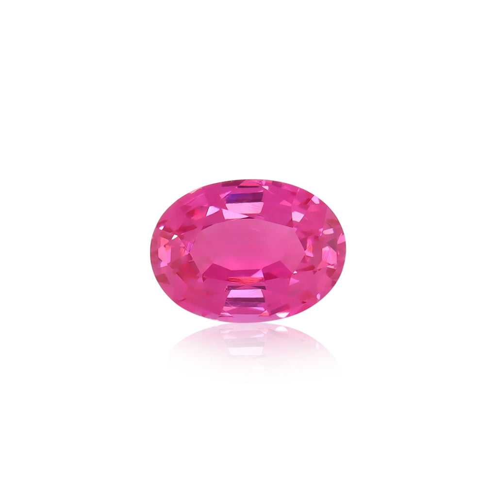Le Spinelle Mahenge de 2,12 carats de Nascendi Paris est une pierre ovale d'un rose éclatant, dont les facettes reflètent la lumière pour un effet scintillant. Sertie sur un fond blanc, elle met en valeur la surface brillante et la teinte rose éclatante de la pierre.