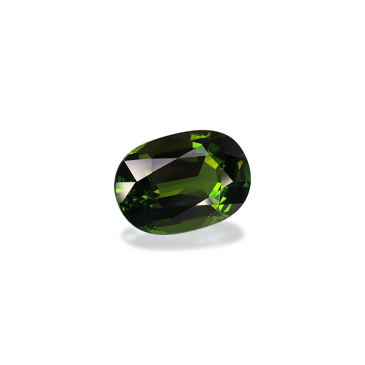 Une pierre précieuse Tourmaline Chrome polie de forme ovale de 3,04 ct de Bonnot Paris, avec des facettes reflétant la lumière sur un fond blanc uni.