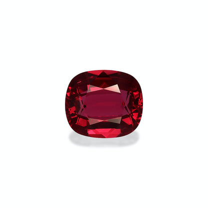 Le Rubis du Mozambique, une pierre précieuse taille ovale de 2,57 ct de Bonnot Paris, présente une surface brillante et des facettes rouges vives qui brillent sur un fond gris clair, rehaussant sa riche teinte cramoisie.